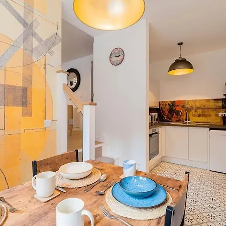 Superb Two Bedroom 2 Bathroom Morningside Apartment Edinburgh