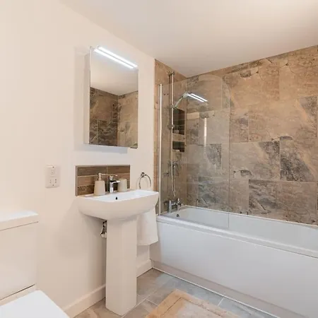Superb Two Bedroom 2 Bathroom Morningside *