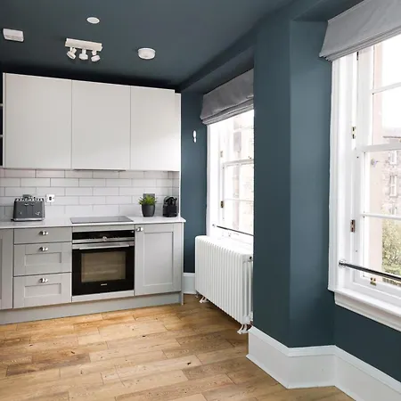 Joivy Spacious 2br Apt, Moments From West End Appartement