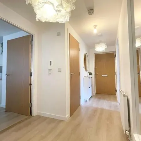 Modern Flat In With Free Parking Apartment