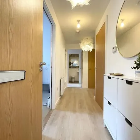 Modern Flat In With Free Parking