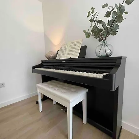 Modern Flat In With Free Parking Lägenhet *