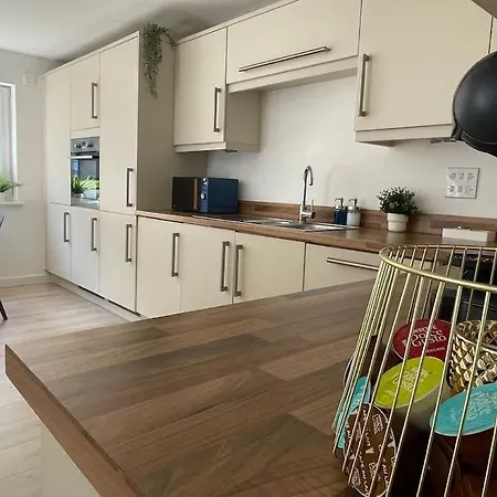 Modern Flat In With Free Parking