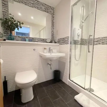 Modern Flat In With Free Parking Apartment Edinburgh