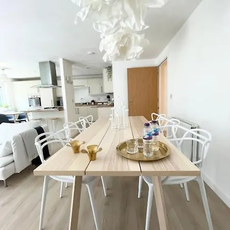 Modern Flat In With Free Parking * Edinburgh