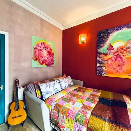 Central Deluxe Queen Homestay Edinburgh