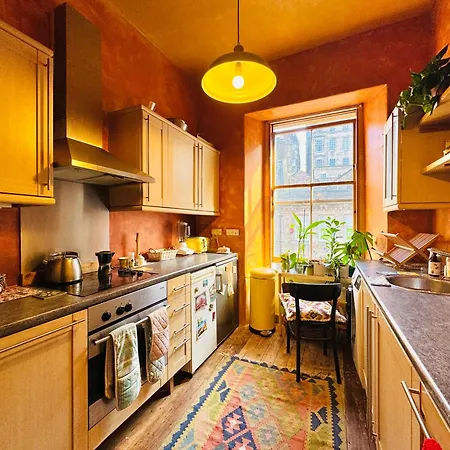 Homestay Central Deluxe Queen Edinburgh