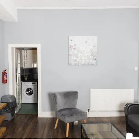 Warm & Welcoming Apartment, City Center - Meadows 8 Apartment