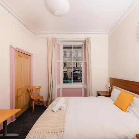 Super Central Four Bedroom - Calton Hill Apartment *