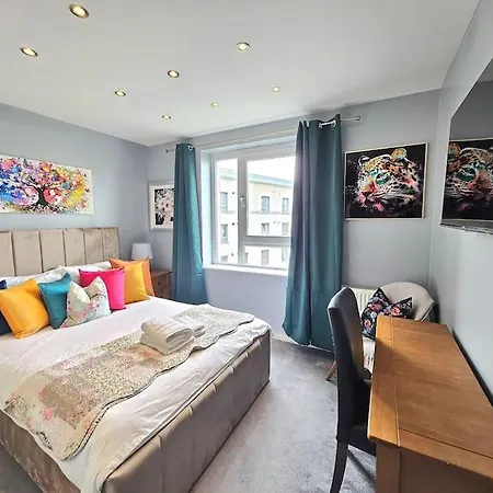 4 Separate Beds, Sleeps 6, Beautiful 2 Bed شقة
