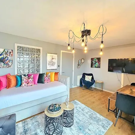Apartment 4 Separate Beds, Sleeps 6, Beautiful 2 Bed Edinburgh