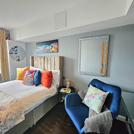 4 Separate Beds, Sleeps 6, Beautiful 2 Bed