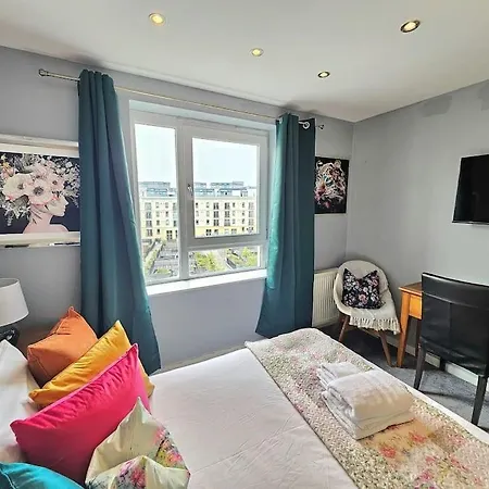 4 Separate Beds, Sleeps 6, Beautiful 2 Bed * إدنبرة