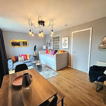 4 Separate Beds, Sleeps 6, Beautiful 2 Bed