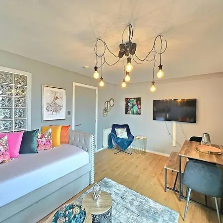 4 Separate Beds, Sleeps 6, Beautiful 2 Bed شقة