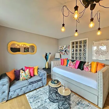 شقة 4 Separate Beds, Sleeps 6, Beautiful 2 Bed *