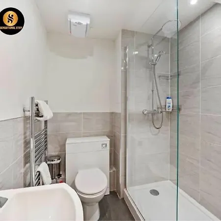 4 Separate Beds, Sleeps 6, Beautiful 2 Bed شقة *