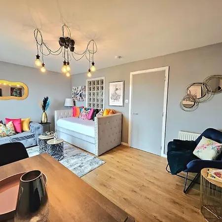 4 Separate Beds, Sleeps 6, Beautiful 2 Bed
