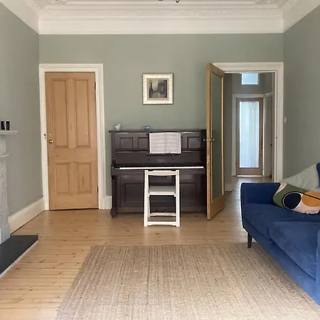 Bright 2 Bed In Bruntsfield - Centre