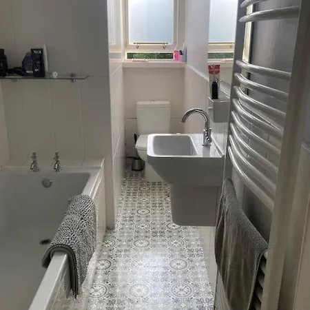Bright 2 Bed In Bruntsfield - Centre