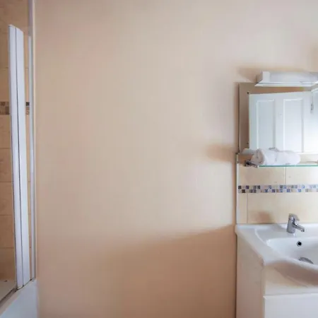 Comfortable And Spacious Retreat By The Meadows! 公寓