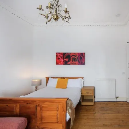 Comfortable And Spacious Retreat By The Meadows! * 爱丁堡