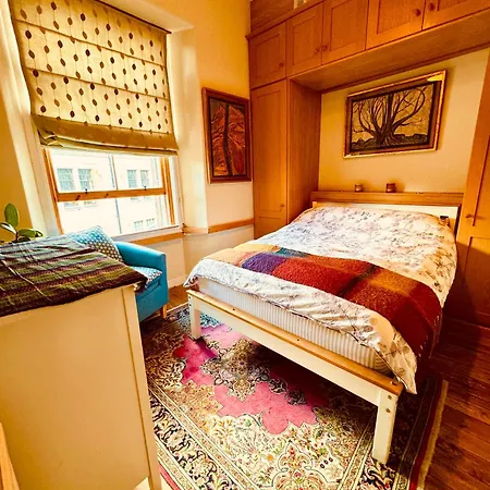 The Prehnite Lounge Apartment Edinburgh