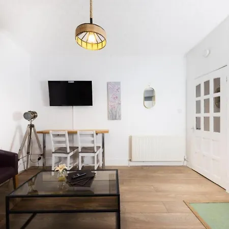 Apartment Warm & Welcoming In City Centre - Meadows 6