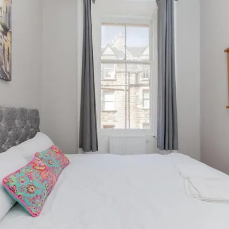 Bright And Homely Near Holyrood - City Centre Apartment *