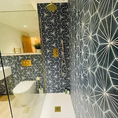 Designer In With Free Parking *