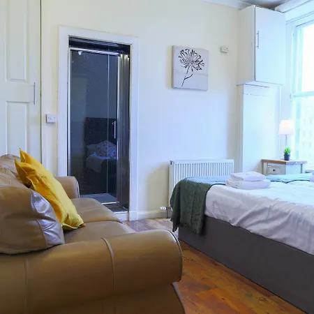 Royal Mile Escape - Five Bedrooms 에든버러
