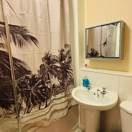 Two Bedrooms With Free Parking Apartment