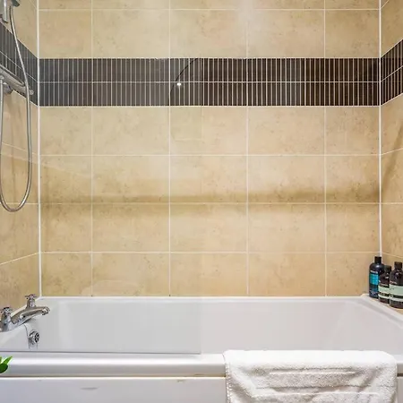 شقة Bright, Modern 2 Bedroom House With Free Parking!