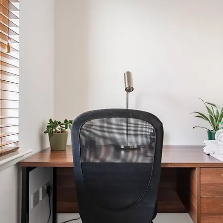 Apartment Bright, Modern 2 Bedroom House With Free Parking! *