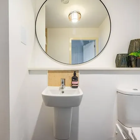 Bright, Modern 2 Bedroom House With Free Parking! شقة