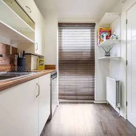Bright, Modern 2 Bedroom House With Free Parking! شقة إدنبرة