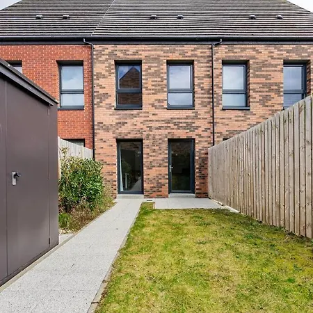Bright, Modern 2 Bedroom House With Free Parking! شقة *