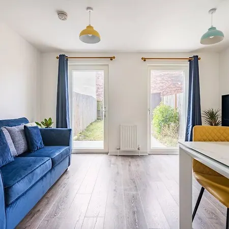 شقة Bright, Modern 2 Bedroom House With Free Parking! *