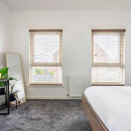 Bright, Modern 2 Bedroom House With Free Parking!