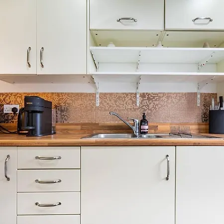 Bright, Modern 2 Bedroom House With Free Parking! *