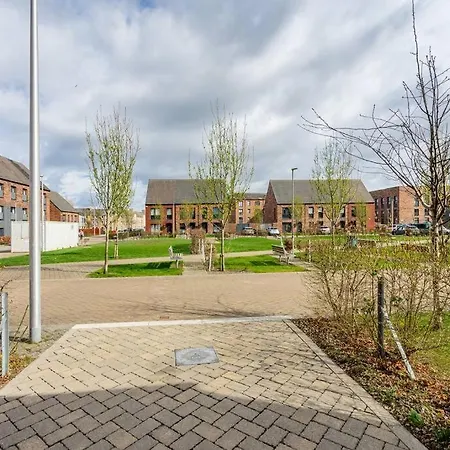 Bright, Modern 2 Bedroom House With Free Parking! Lejlighed