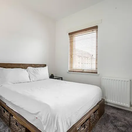 شقة Bright, Modern 2 Bedroom House With Free Parking!