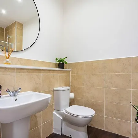 شقة Bright, Modern 2 Bedroom House With Free Parking! *
