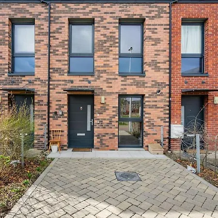 شقة Bright, Modern 2 Bedroom House With Free Parking!