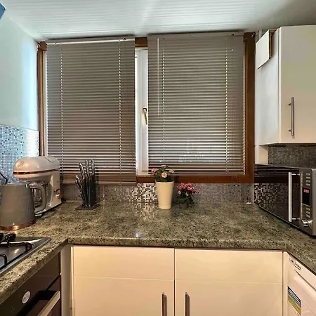 Close To Holyrood And Arthur Seat, Beautiful Scenic Views *