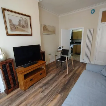 2 Bedroom In With Free On Street Parking , 15 Minutes From Centre Apartment