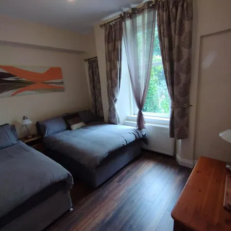 2 Bedroom In With Free On Street Parking , 15 Minutes From Centre Apartment Edinburgh