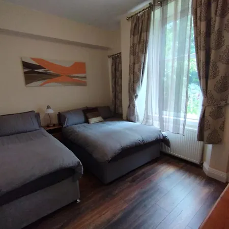 Apartment 2 Bedroom In With Free On Street Parking , 15 Minutes From Centre