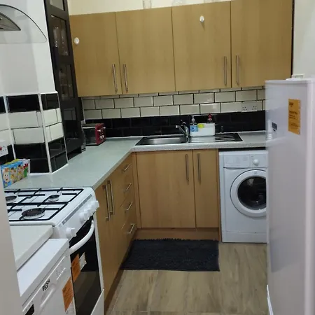2 Bedroom In With Free On Street Parking , 15 Minutes From Centre Apartment *