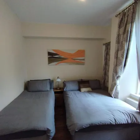 2 Bedroom In With Free On Street Parking , 15 Minutes From Centre